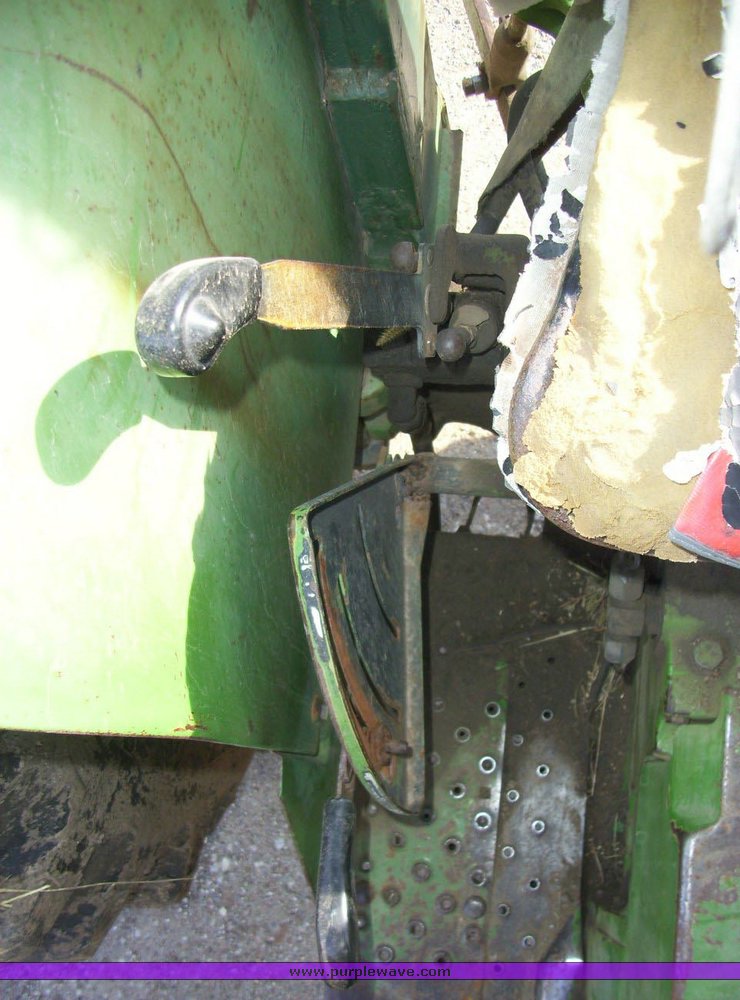 image for item 4000 1975 John Deere 830 tractor