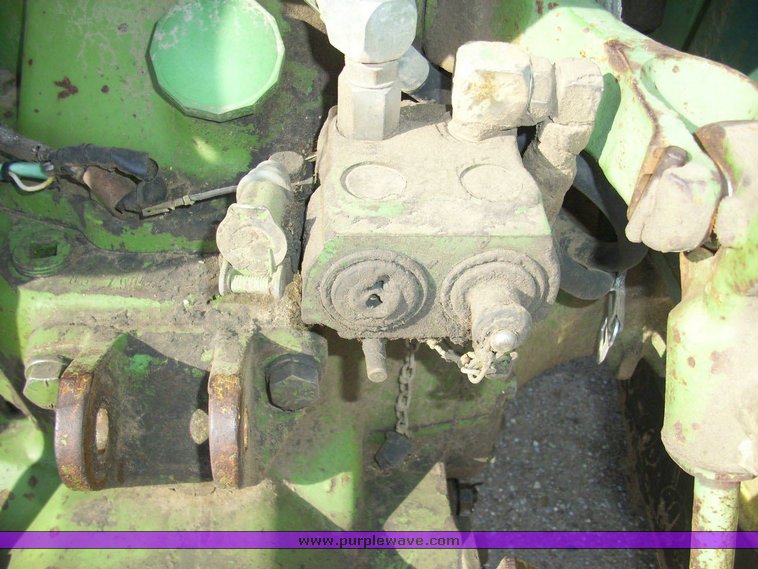 image for item 4000 1975 John Deere 830 tractor