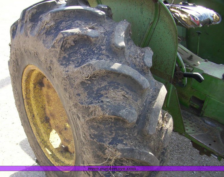 image for item 4000 1975 John Deere 830 tractor
