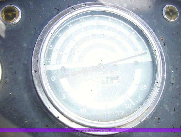 image for item 4002 1972 John Deere 1020 tractor