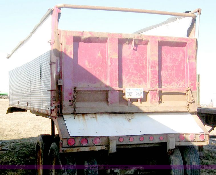 image for item 6422 1992 Hydraulic dump bed trailer