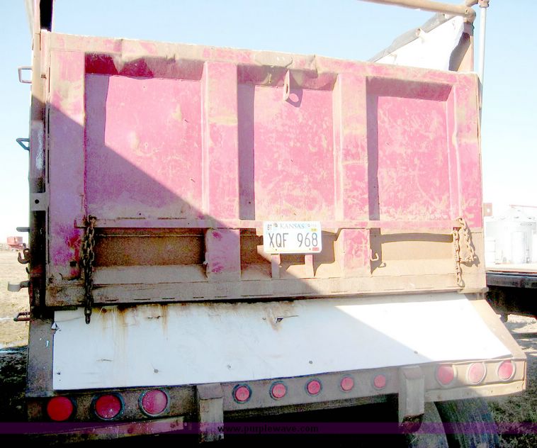 image for item 6422 1992 Hydraulic dump bed trailer