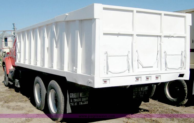 image for item 6439 1977 GMC 9500 tandem axle truck with 20' combination grain and silage bed