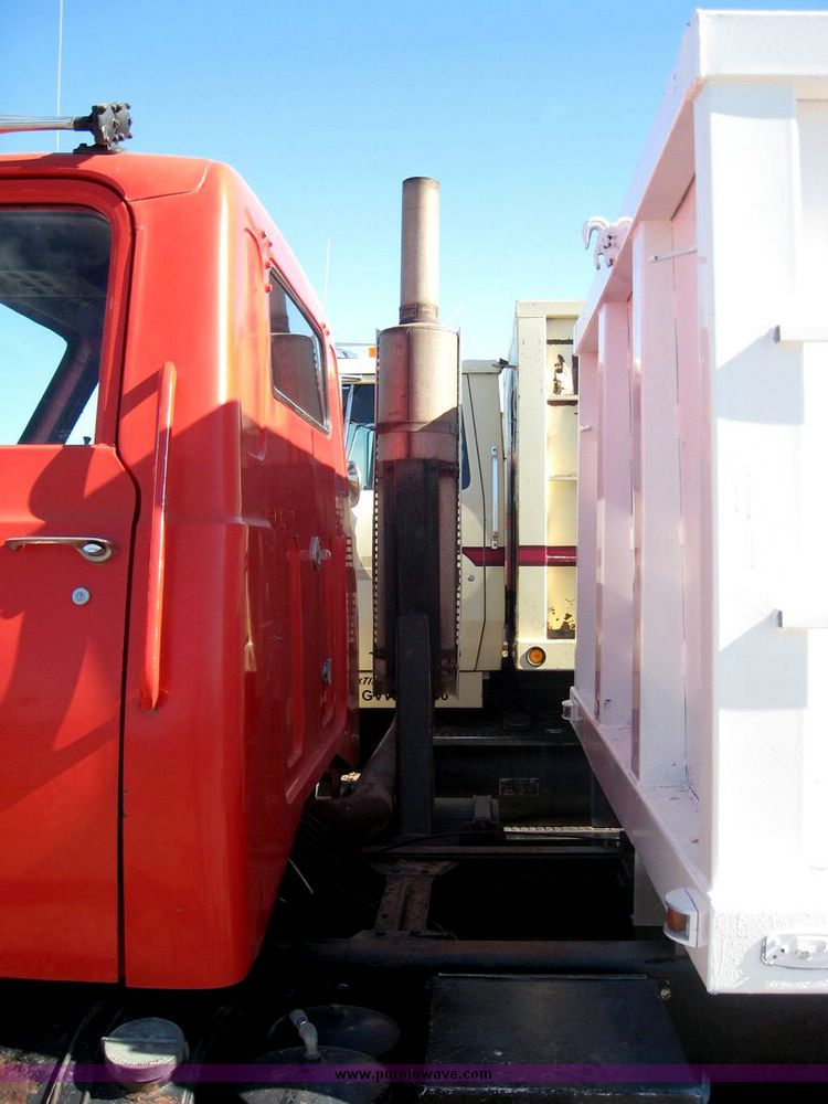 image for item 6439 1977 GMC 9500 tandem axle truck with 20' combination grain and silage bed