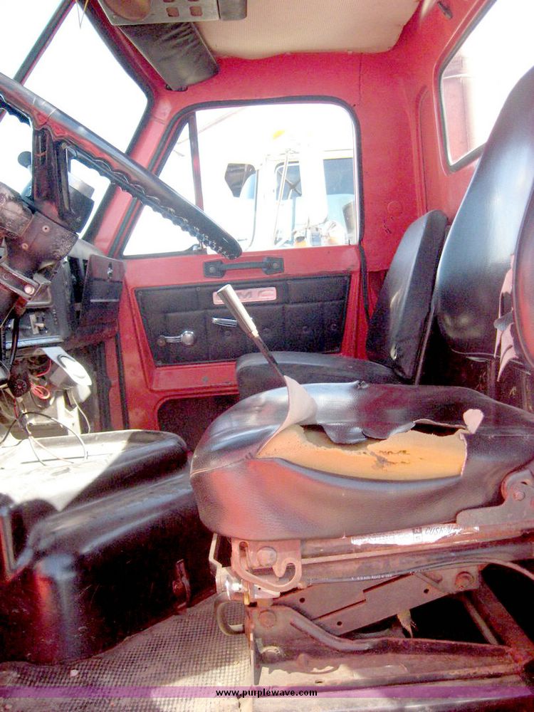 image for item 6439 1977 GMC 9500 tandem axle truck with 20' combination grain and silage bed