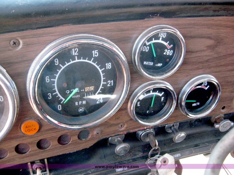 image for item 6439 1977 GMC 9500 tandem axle truck with 20' combination grain and silage bed