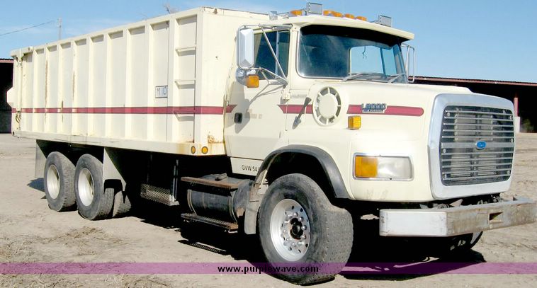 image for item 6440 1993 Ford L8000 tandem axle truck with 22' combination silage and grain bed