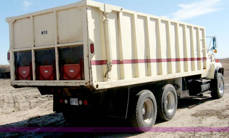 image for item 6440 1993 Ford L8000 tandem axle truck with 22' combination silage and grain bed