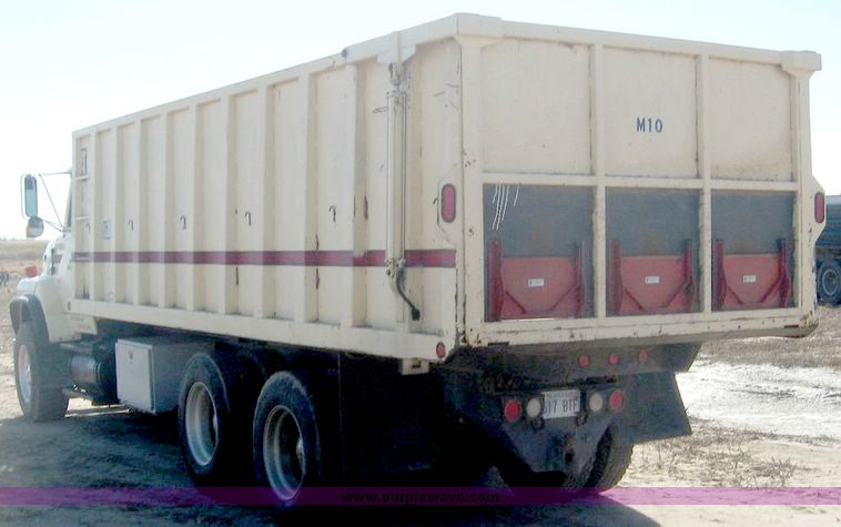 image for item 6440 1993 Ford L8000 tandem axle truck with 22' combination silage and grain bed