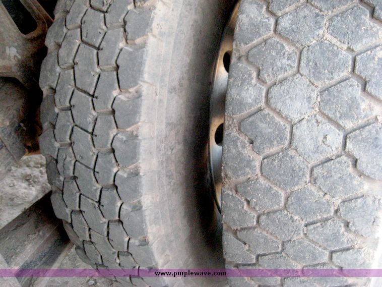 image for item 6440 1993 Ford L8000 tandem axle truck with 22' combination silage and grain bed