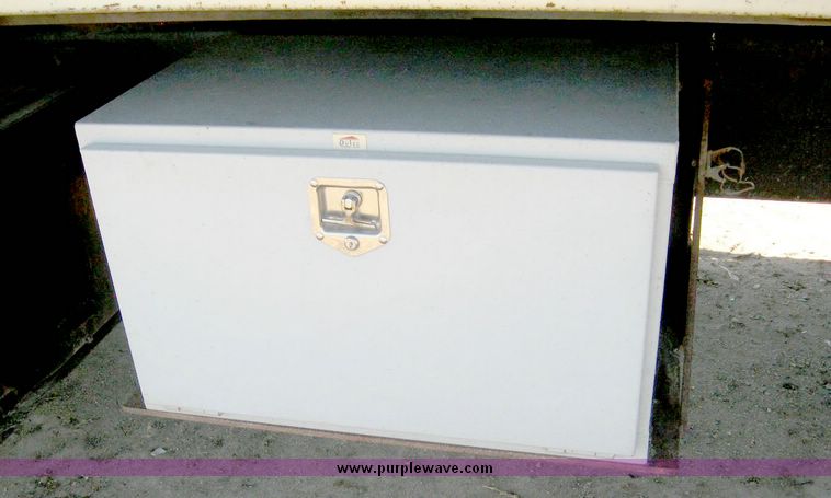 image for item 6440 1993 Ford L8000 tandem axle truck with 22' combination silage and grain bed