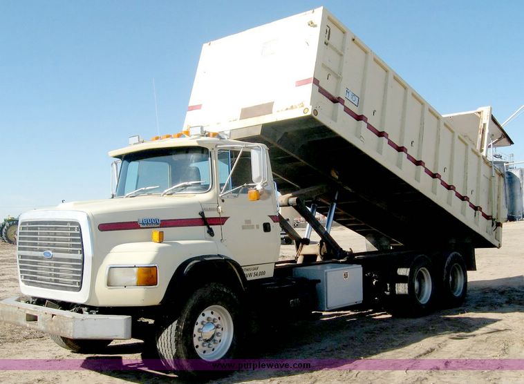 image for item 6440 1993 Ford L8000 tandem axle truck with 22' combination silage and grain bed