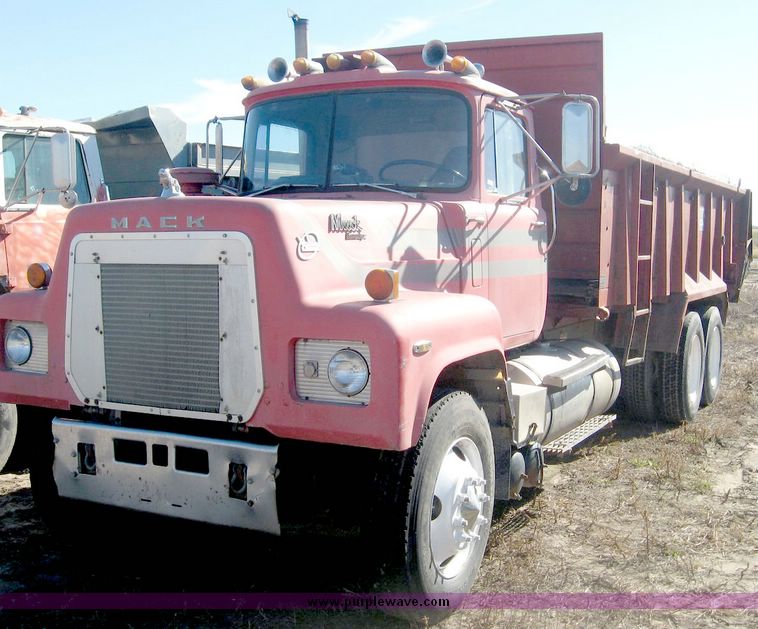 image for item 6441 1986 Mack 600 RS600 tandem axle truck with Mohrlang XDH20 manure spreader box