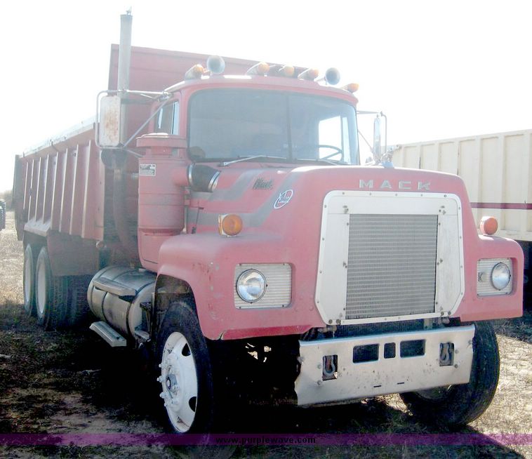 image for item 6441 1986 Mack 600 RS600 tandem axle truck with Mohrlang XDH20 manure spreader box