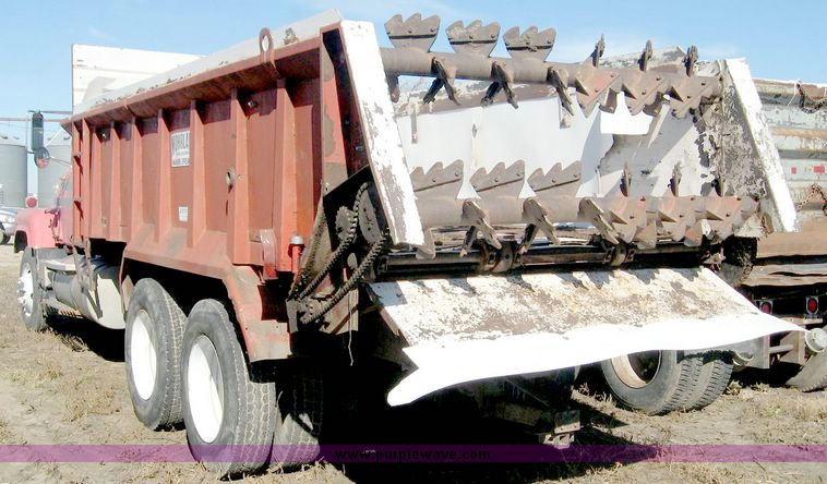 image for item 6441 1986 Mack 600 RS600 tandem axle truck with Mohrlang XDH20 manure spreader box