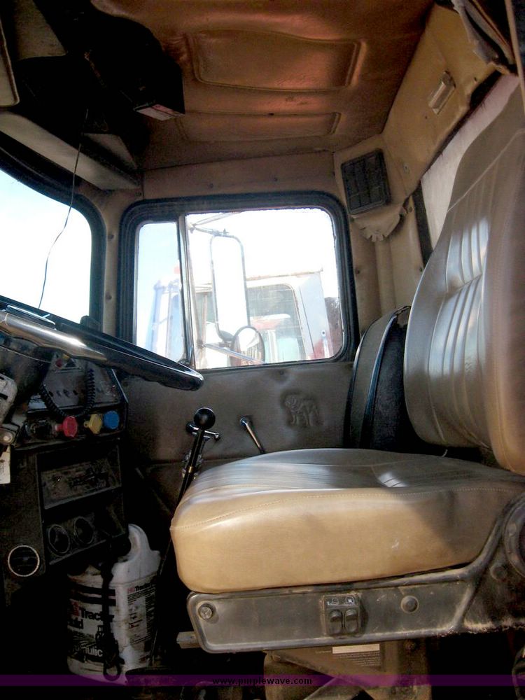 image for item 6441 1986 Mack 600 RS600 tandem axle truck with Mohrlang XDH20 manure spreader box