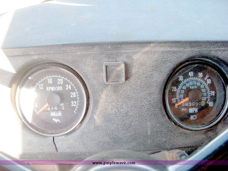 image for item 6441 1986 Mack 600 RS600 tandem axle truck with Mohrlang XDH20 manure spreader box