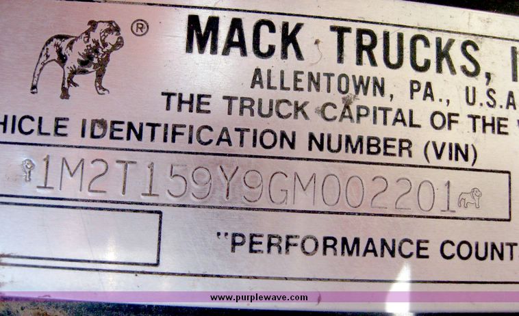 image for item 6441 1986 Mack 600 RS600 tandem axle truck with Mohrlang XDH20 manure spreader box