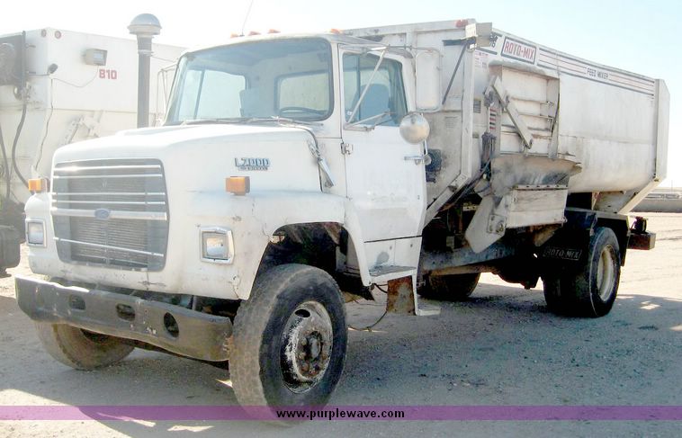 image for item 6446 1993 Ford L7000 truck with Roto-Mix 600-16 feed mixer box