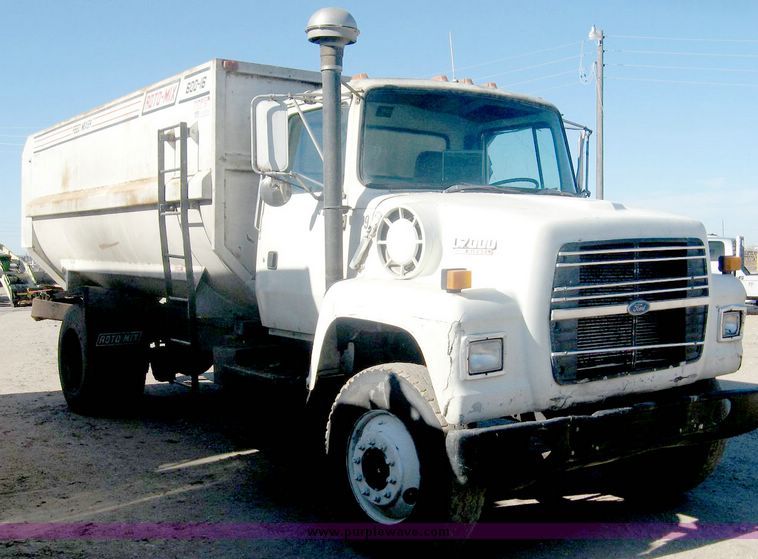 image for item 6446 1993 Ford L7000 truck with Roto-Mix 600-16 feed mixer box