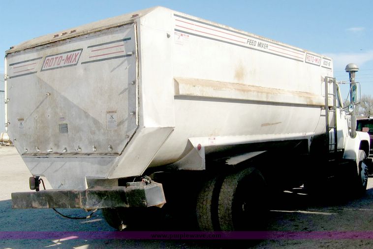 image for item 6446 1993 Ford L7000 truck with Roto-Mix 600-16 feed mixer box