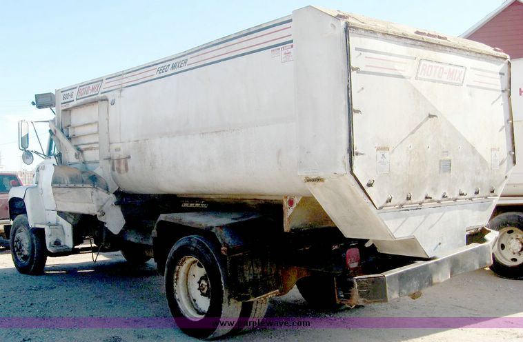 image for item 6446 1993 Ford L7000 truck with Roto-Mix 600-16 feed mixer box