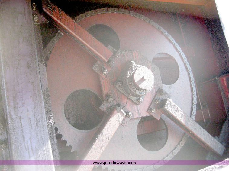 image for item 6446 1993 Ford L7000 truck with Roto-Mix 600-16 feed mixer box