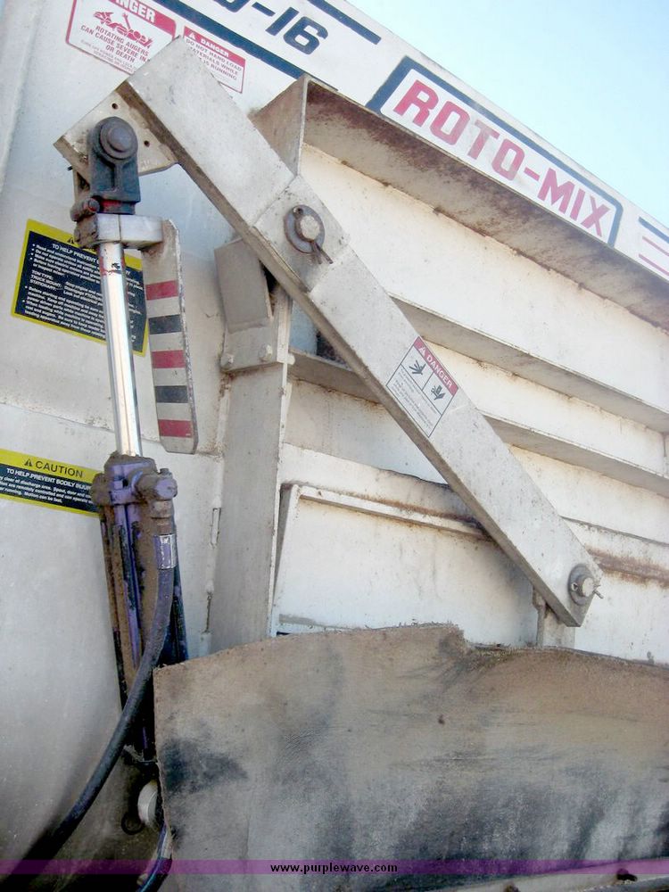 image for item 6446 1993 Ford L7000 truck with Roto-Mix 600-16 feed mixer box