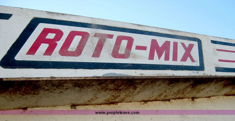 image for item 6446 1993 Ford L7000 truck with Roto-Mix 600-16 feed mixer box