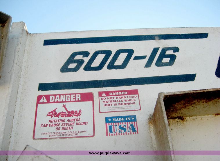 image for item 6446 1993 Ford L7000 truck with Roto-Mix 600-16 feed mixer box