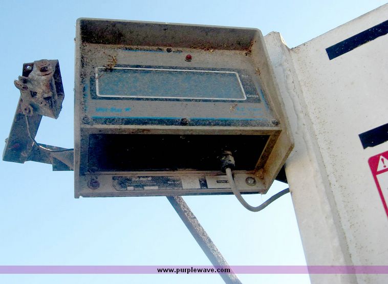 image for item 6446 1993 Ford L7000 truck with Roto-Mix 600-16 feed mixer box