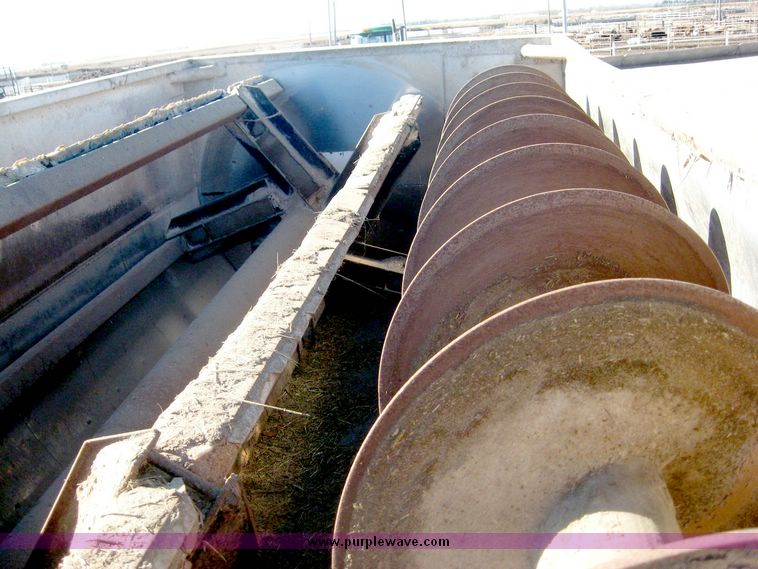 image for item 6446 1993 Ford L7000 truck with Roto-Mix 600-16 feed mixer box