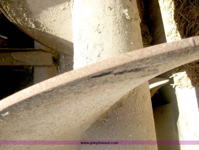 image for item 6446 1993 Ford L7000 truck with Roto-Mix 600-16 feed mixer box