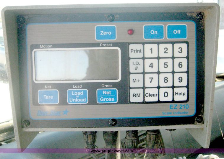 image for item 6446 1993 Ford L7000 truck with Roto-Mix 600-16 feed mixer box