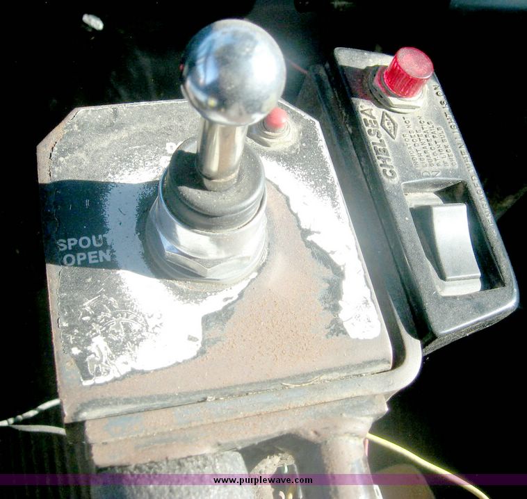 image for item 6446 1993 Ford L7000 truck with Roto-Mix 600-16 feed mixer box