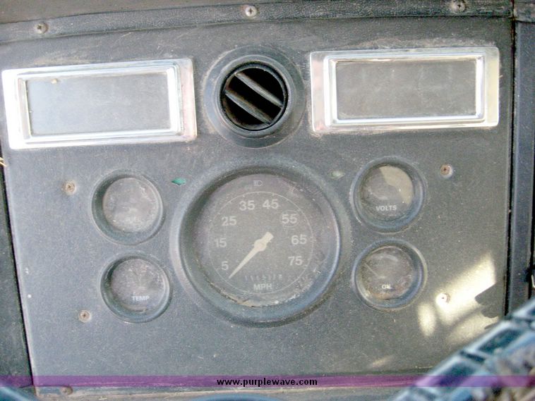 image for item 6446 1993 Ford L7000 truck with Roto-Mix 600-16 feed mixer box