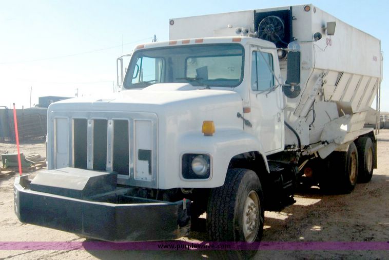 image for item 6447 1999 International 2000 SERIES 2654 tandem axle truck with Harsh 810 feed mixer box