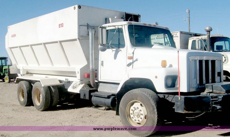 image for item 6447 1999 International 2000 SERIES 2654 tandem axle truck with Harsh 810 feed mixer box
