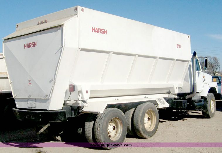 image for item 6447 1999 International 2000 SERIES 2654 tandem axle truck with Harsh 810 feed mixer box