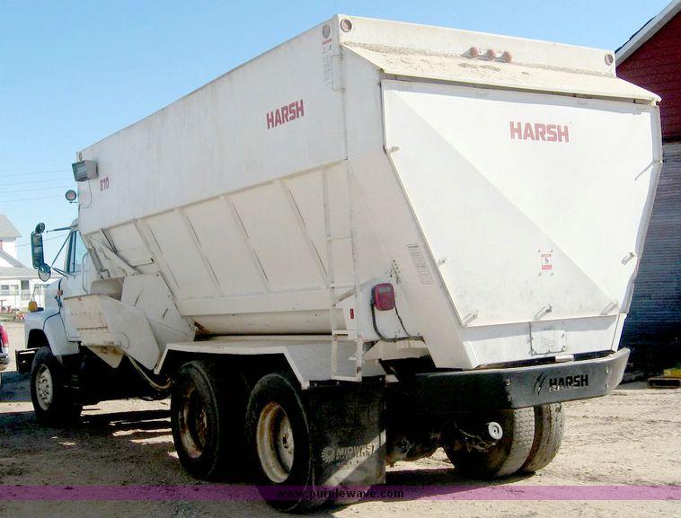 image for item 6447 1999 International 2000 SERIES 2654 tandem axle truck with Harsh 810 feed mixer box