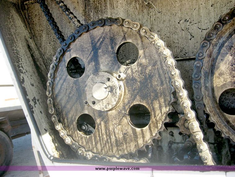 image for item 6447 1999 International 2000 SERIES 2654 tandem axle truck with Harsh 810 feed mixer box