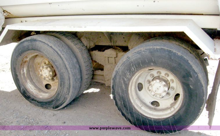 image for item 6447 1999 International 2000 SERIES 2654 tandem axle truck with Harsh 810 feed mixer box