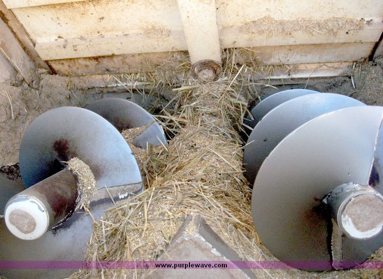 image for item 6447 1999 International 2000 SERIES 2654 tandem axle truck with Harsh 810 feed mixer box