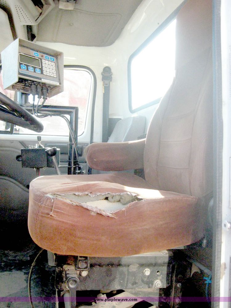 image for item 6447 1999 International 2000 SERIES 2654 tandem axle truck with Harsh 810 feed mixer box