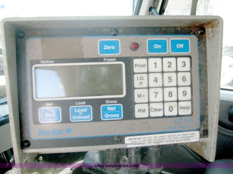 image for item 6447 1999 International 2000 SERIES 2654 tandem axle truck with Harsh 810 feed mixer box