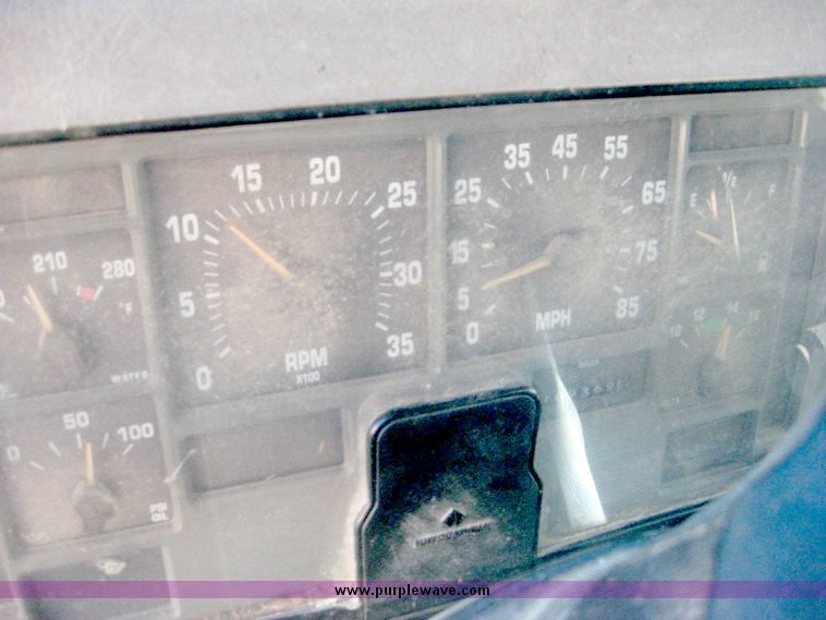 image for item 6447 1999 International 2000 SERIES 2654 tandem axle truck with Harsh 810 feed mixer box