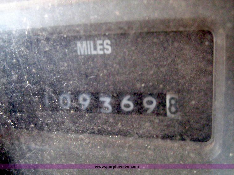 image for item 6447 1999 International 2000 SERIES 2654 tandem axle truck with Harsh 810 feed mixer box