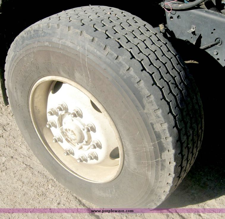 image for item 6447 1999 International 2000 SERIES 2654 tandem axle truck with Harsh 810 feed mixer box