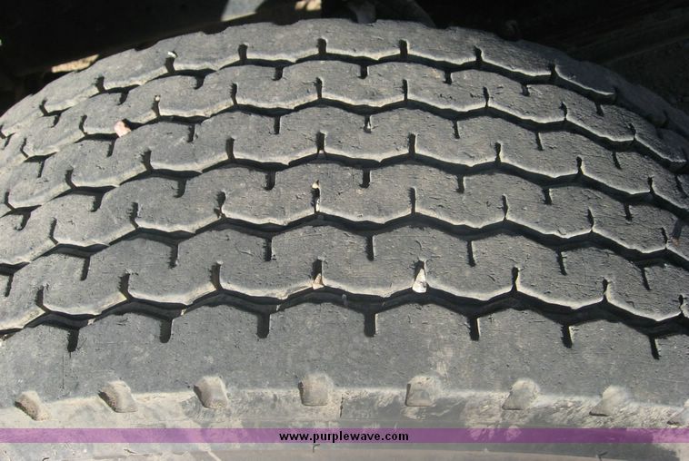 image for item 6447 1999 International 2000 SERIES 2654 tandem axle truck with Harsh 810 feed mixer box