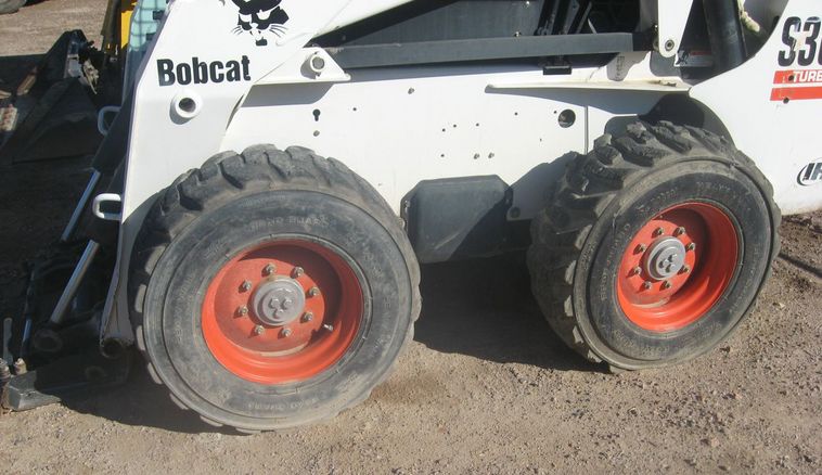 image for item 3715 2003 Bobcat S300 skid steer